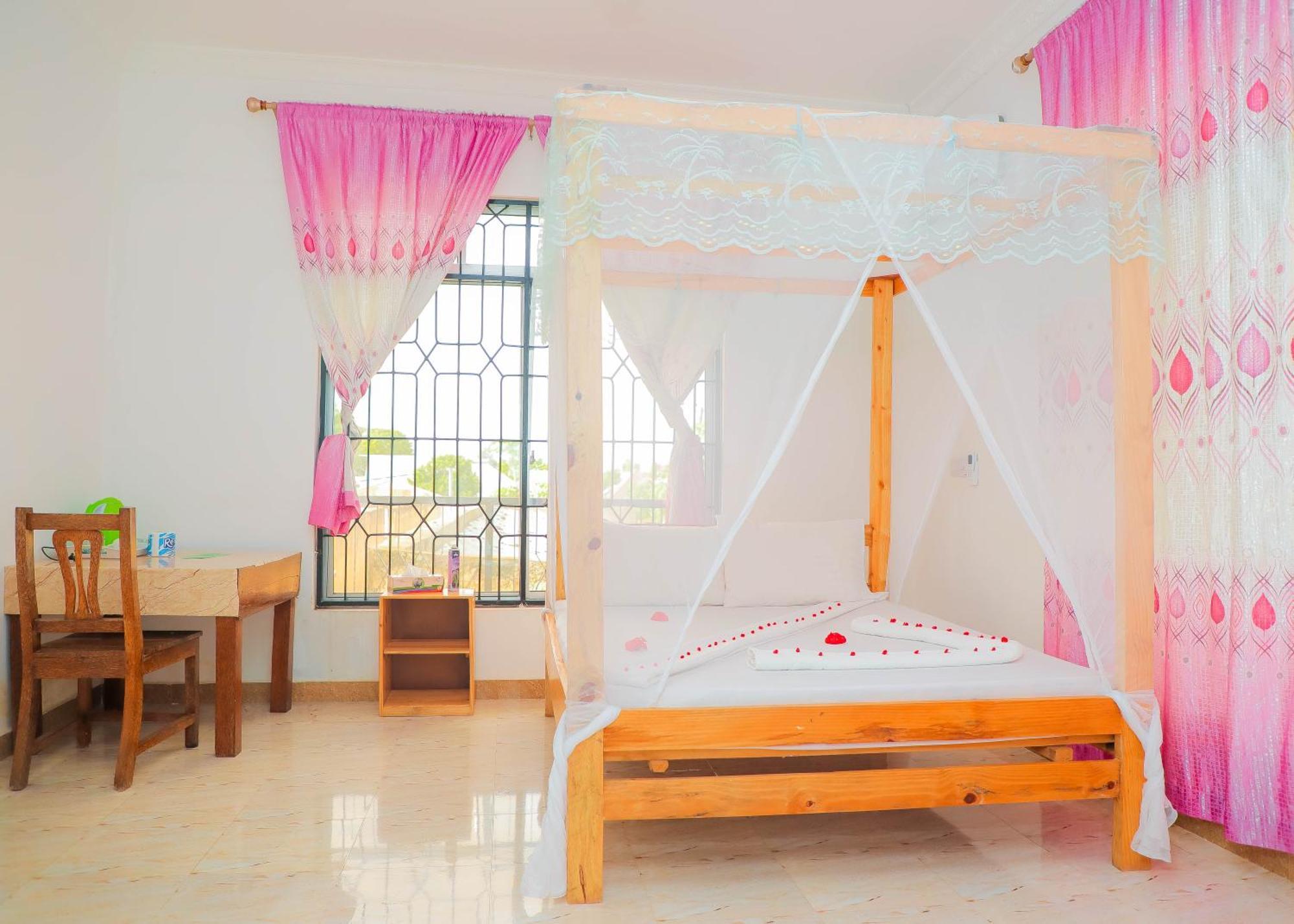 ナングウィ Raha House Bed & Breakfast エクステリア 写真