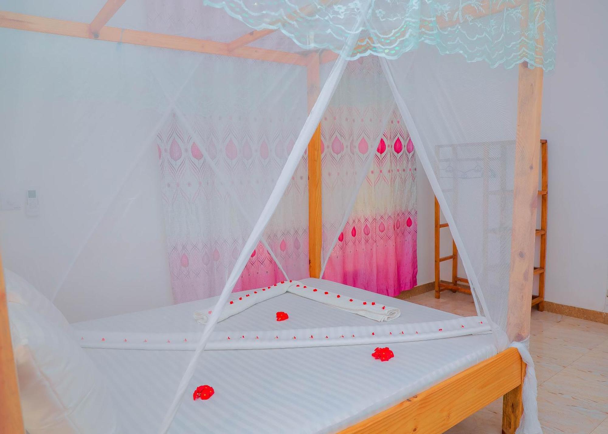 ナングウィ Raha House Bed & Breakfast エクステリア 写真
