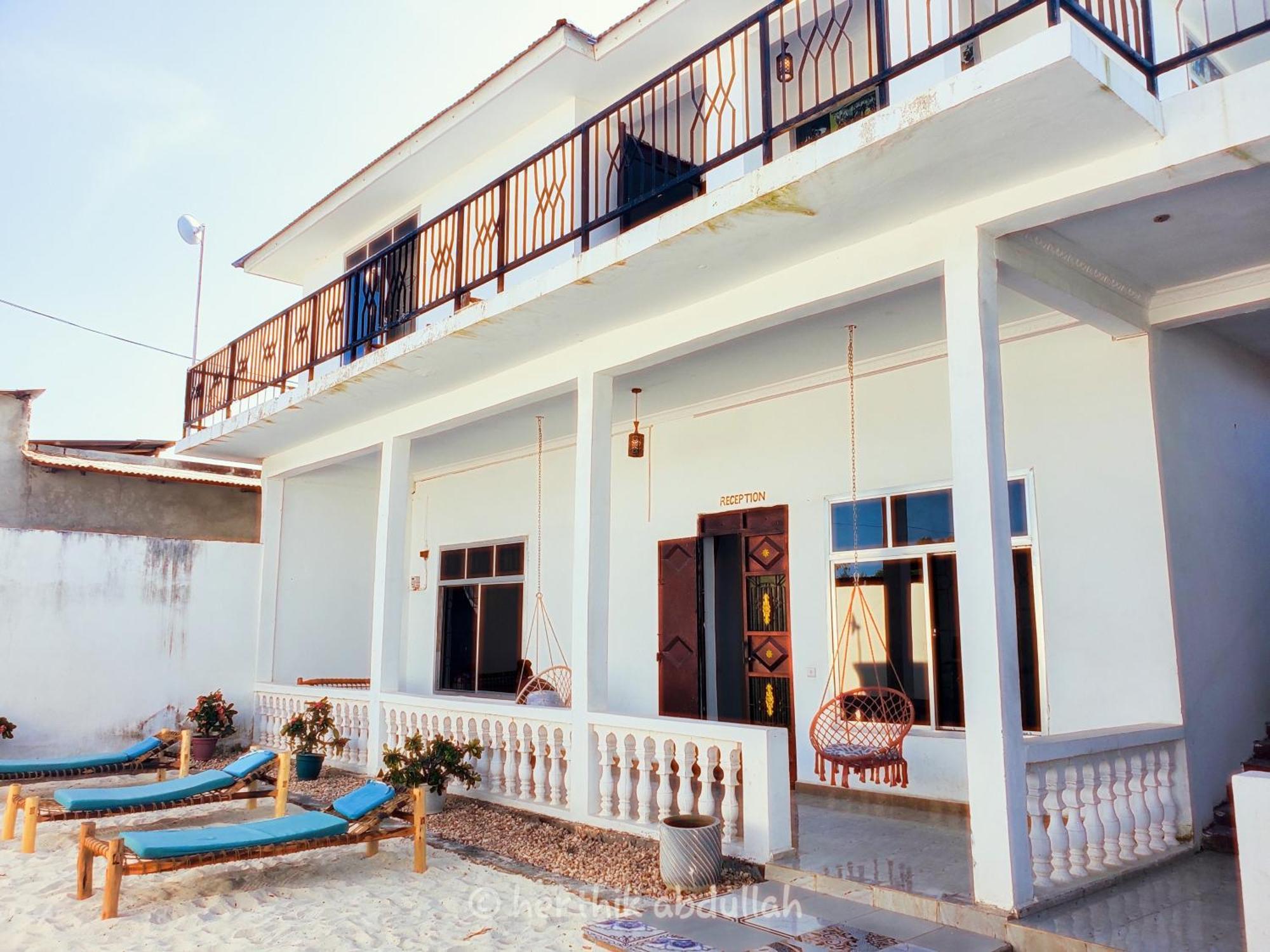 ナングウィ Raha House Bed & Breakfast エクステリア 写真