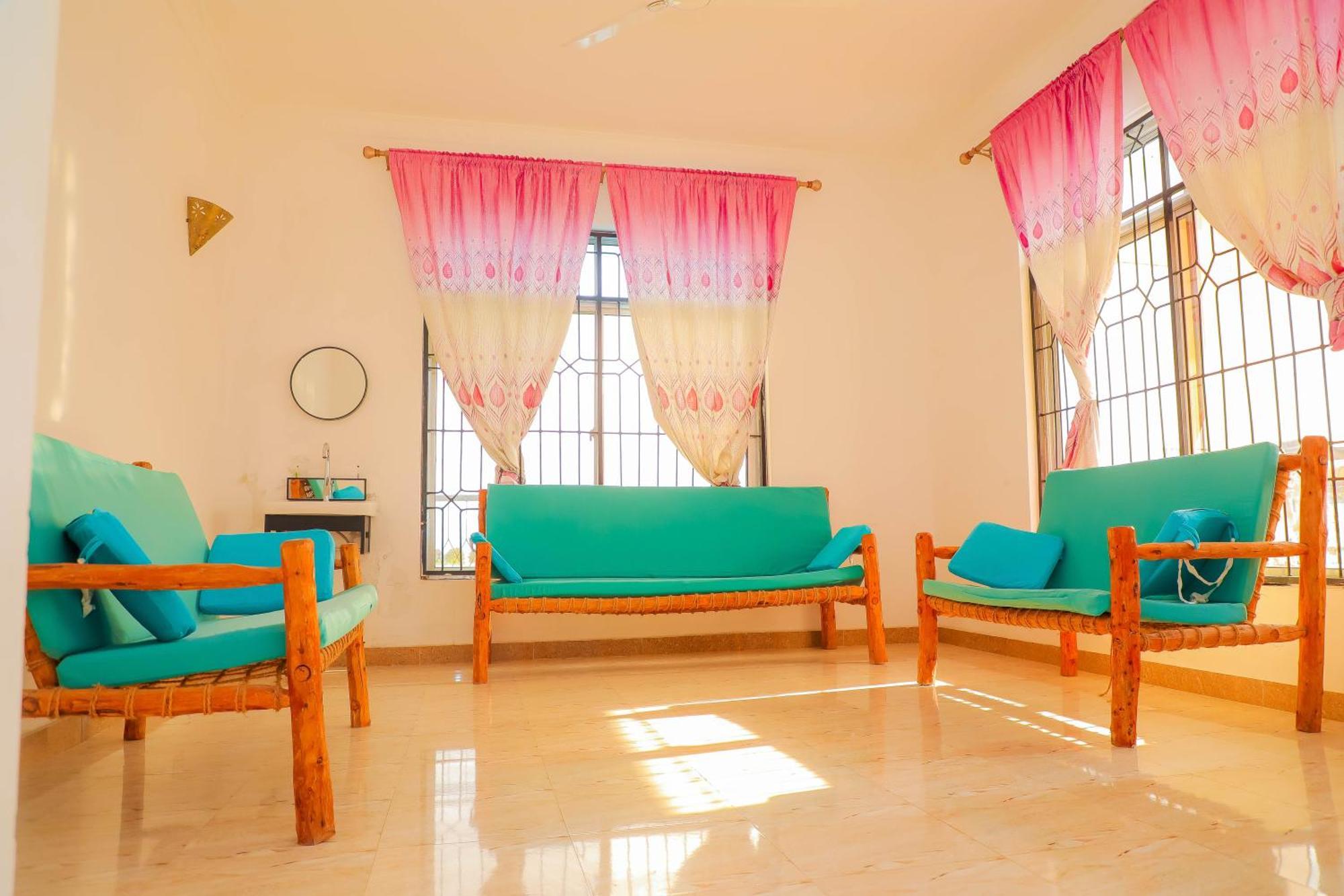 ナングウィ Raha House Bed & Breakfast エクステリア 写真