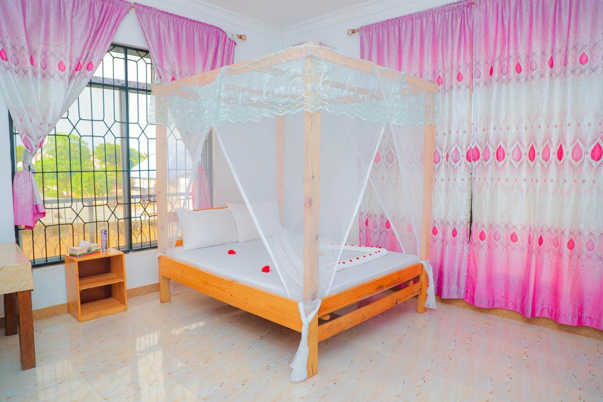 ナングウィ Raha House Bed & Breakfast エクステリア 写真