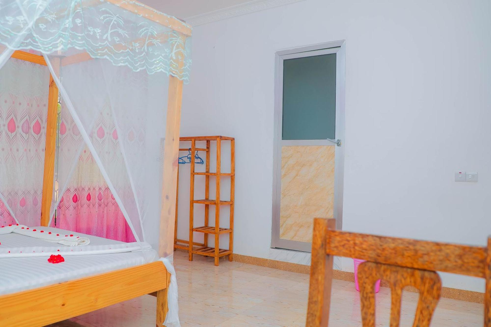 ナングウィ Raha House Bed & Breakfast エクステリア 写真