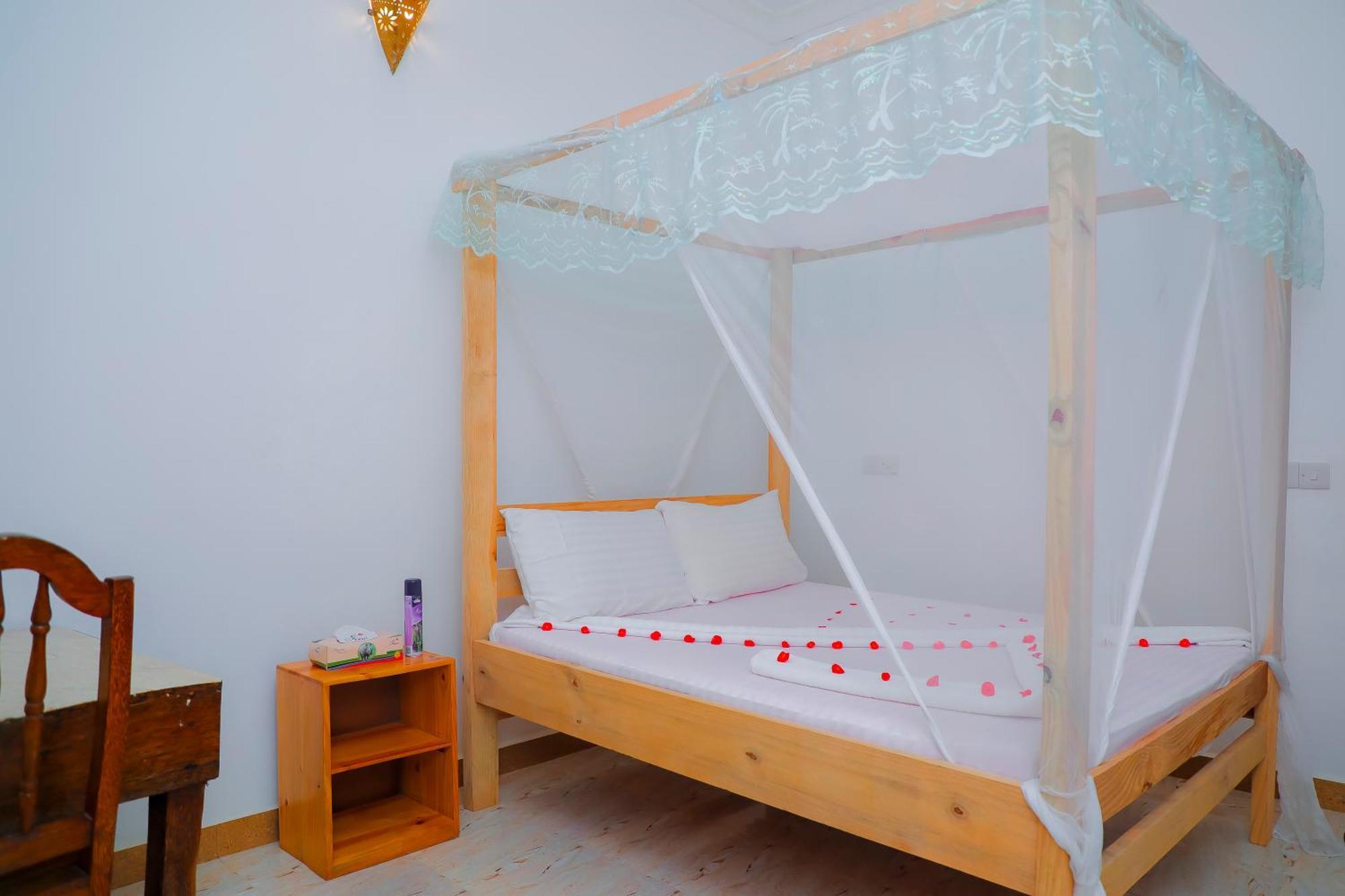 ナングウィ Raha House Bed & Breakfast エクステリア 写真