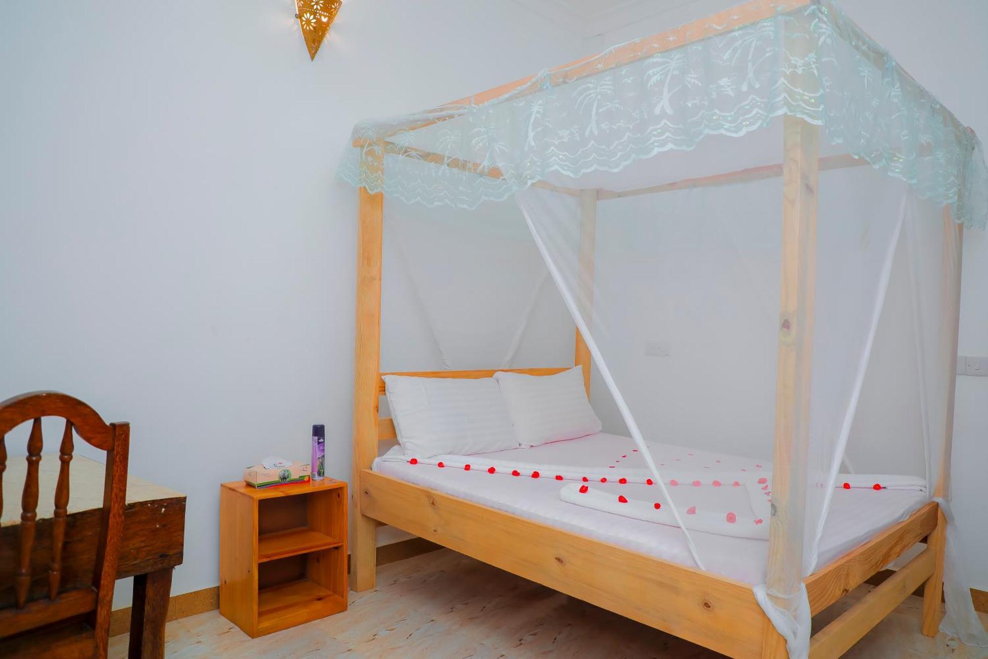 ナングウィ Raha House Bed & Breakfast エクステリア 写真